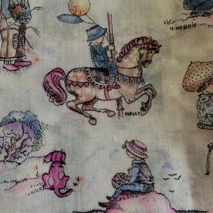 Tela de algodón Holly Hobbie: Estampado de niña, poni y fogata