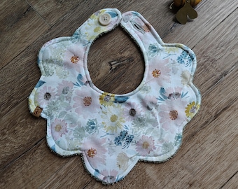 Pastell Blumen Baby Lätzchen: Handgemachtes ausgebogtes Baumwoll Terry Sabber Lätzchen