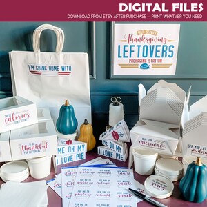 Op de afbeelding: Een set printbare Thanksgiving-restverpakkingsontwerpen. De ontwerpen omvatten een witte papieren tas met de tekst "Ik ga naar huis met", een witte afhaalcontainer met de tekst "Deze calorieën tellen niet", een witte afhaalcontainer met de tekst "Ik ben zo dankbaar voor de restjes", een witte afhaalcontainer met de tekst "Me oh my I love pie", een witte afhaalcontainer met de tekst "Volgende stop magnetron", een witte afhaalcontainer met de tekst "Tot middernacht", een wit bord met de tekst "Zelfbediening Thanksgiving-restjes Verpakkingsstation", en een wit bord met de tekst "Late night snack".