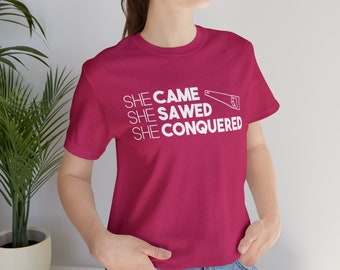 DIY Shirt "She Came She Sawed She Conquered" T-Shirt for Women DIYers - Unisex Funny Gift for Carpenter Crafter DIY Woodworker - Dark Colors