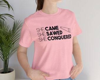 DIY Shirt "She Came She Sawed She Conquered" T-Shirt for Women DIYers - Unisex Funny Gift for Carpenter DIY Woodworker - Light Colors