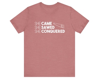DIY Shirt "She Came She Sawed She Conquered" T-Shirt for Women DIYers - Unisex Funny Gift for Carpenter Crafter DIY Woodworker - Dark Colors