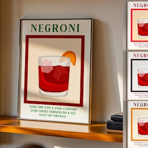 Può includere: Una stampa incorniciata con un'illustrazione di un cocktail Negroni. L'opera mostra un bicchiere pieno di una bevanda rossa, cubetti di ghiaccio e una fetta d'arancia. Il testo "NEGRONI" è in alto, con la ricetta: 25ml di gin secco, 25ml di Campari, 25ml di vermouth dolce, ghiaccio e una fetta d'arancia.