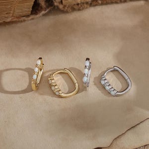 Opal Huggie Creolen, Minimalistische Opal Ohrringe in Gold/Silber, Alltags Ohrringe, Geburtstagsgeschenk, Brautjungfer Geschenk, Muttertagsgeschenk