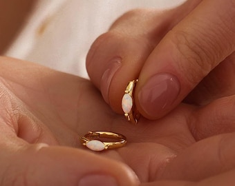 Klassische Opal Huggie Creolen, 18K Gold Opal Huggie Creolen, zierlicher Opal Schmuck, tägliche Creolen, Brautjungfer Geschenk für Sie