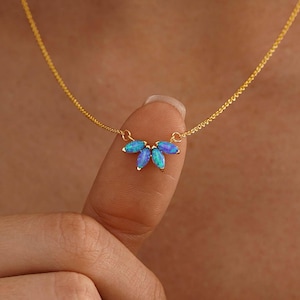 Collana con fiore in opale naturale, collana minimalista con ciondolo in opale, pendente in opale bianco a taglio marquise, gioielli artigianali in opale blu, regalo per la festa della mamma