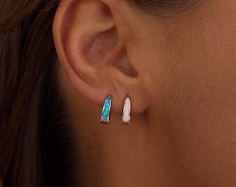 Minimalistische Opal Huggie Creolen, Blau/Pink/Weiß Opal Ohrringe, Opal Schmuck, Alltags Creolen, Geburtstagsgeschenk, Muttertagsgeschenk für Sie