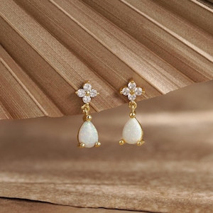 Eleganti orecchini pendenti a forma di pera con opale, orecchini a lobo con fiore di diamanti e opale, orecchini pendenti minimalisti con opale, regali per damigelle d'onore, regali di compleanno per lei