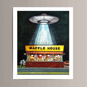 Puede incluir: Una pintura de acuarela de un OVNI flotando sobre un restaurante Waffle House por la noche. El OVNI emite un rayo de luz brillante. Dos extraterrestres grises est&aacute;n de pie frente al restaurante.