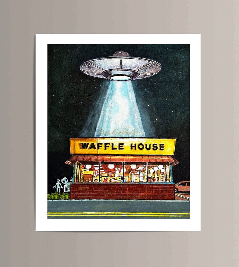 Puede incluir: Una pintura de acuarela de un OVNI flotando sobre un restaurante Waffle House por la noche. El OVNI emite un rayo de luz brillante. Dos extraterrestres grises est&aacute;n de pie frente al restaurante.