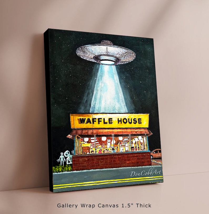 Puede incluir: Una pintura de acuarela de un OVNI flotando sobre un restaurante Waffle House por la noche. El OVNI emite una luz brillante que ilumina el restaurante. Dos figuras alien&iacute;genas est&aacute;n de pie fuera del restaurante. La pintura est&aacute; firmada "Don Cobb Art".