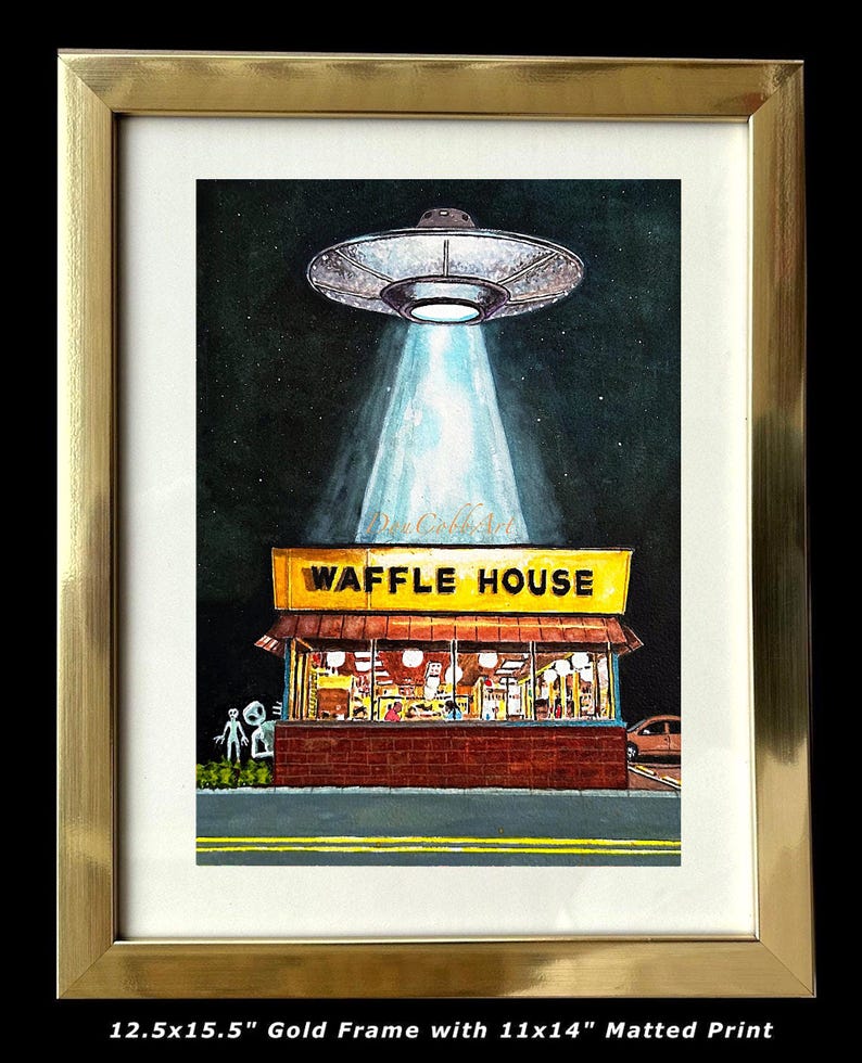 Puede incluir: Una pintura de acuarela enmarcada de un OVNI flotando sobre un restaurante Waffle House por la noche. El OVNI est&aacute; proyectando un rayo de luz hacia abajo sobre el edificio. Dos peque&ntilde;as figuras alien&iacute;genas grises est&aacute;n de pie frente al restaurante. El marco es dorado y mide 31,75x39,37 cm. La impresi&oacute;n con passe-partout mide 27,94x35,56 cm.