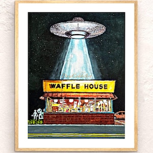 Puede incluir: Una pintura de acuarela de un OVNI flotando sobre un restaurante Waffle House por la noche. El OVNI emite una luz azul brillante que ilumina el restaurante. Dos peque&ntilde;as figuras alien&iacute;genas est&aacute;n de pie frente al restaurante.