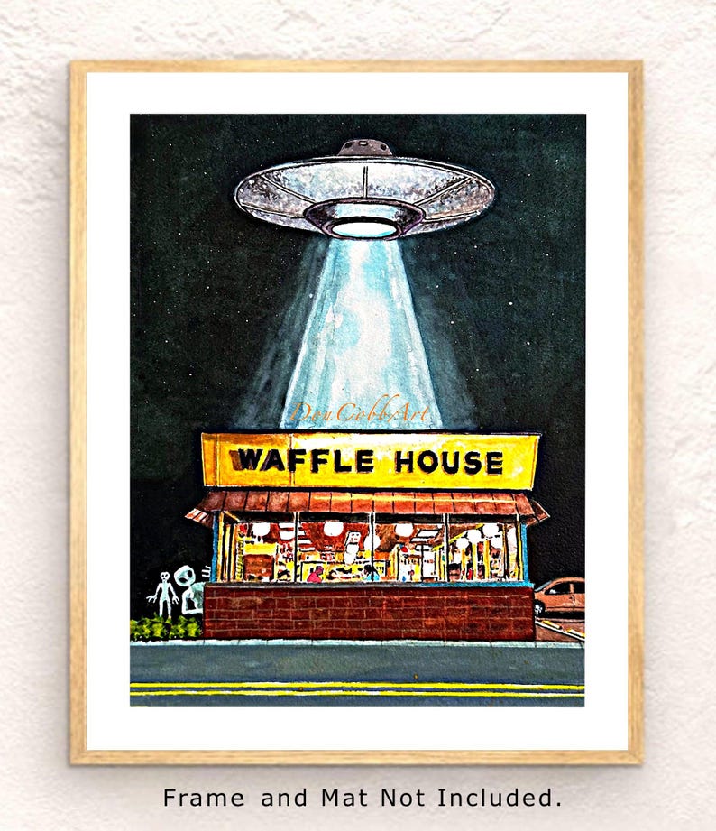 Puede incluir: Una pintura de acuarela de un OVNI flotando sobre un restaurante Waffle House por la noche. El OVNI emite una luz azul brillante que ilumina el restaurante. Dos peque&ntilde;as figuras alien&iacute;genas est&aacute;n de pie frente al restaurante.