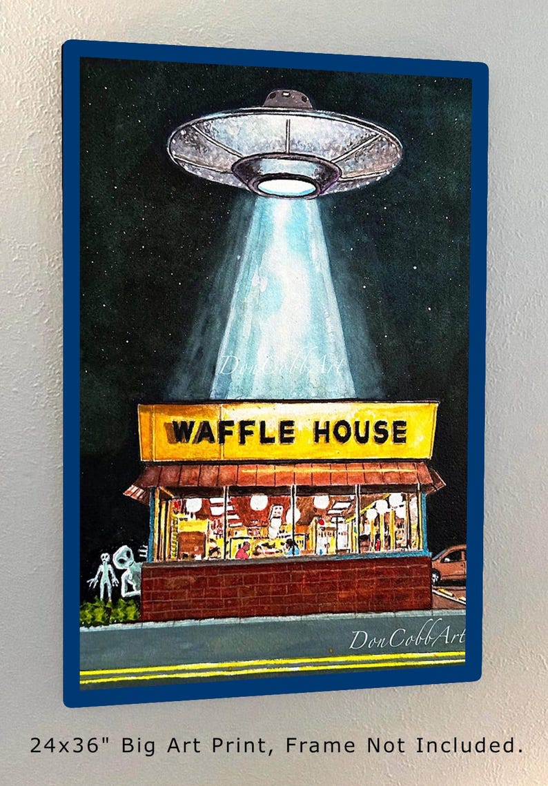 Puede incluir: Una pintura de acuarela de un OVNI flotando sobre un restaurante Waffle House por la noche. Dos extraterrestres grises est&aacute;n de pie afuera del restaurante. La pintura est&aacute; titulada "Don Cobb Art" y es una impresi&oacute;n de 61x91 cm.