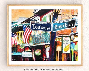 Puede incluir: Una pintura colorida de una escena callejera en Nueva Orleans, Luisiana. La pintura presenta dos letreros de calle, uno para Rue Toulouse y otro para Rue Bourbon. Los letreros están pintados en un estilo brillante y audaz, con los nombres de las calles en letras blancas sobre un fondo azul. La pintura también presenta una variedad de otros detalles, incluidos edificios, balcones y banderas.