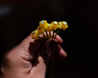 tossed bouquet--daffodil-yellow trumpet--a one of a kind dangling brooch by budpnq