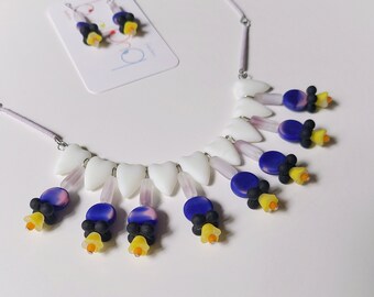 Jaws II - vintage glass beaded necklace and earrings set by budpnq