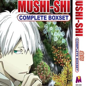 Puede incluir: Un conjunto de caja completo de la serie de anime Mushi-Shi, con un personaje de cabello blanco y ojos verdes en la portada. El conjunto de caja está etiquetado con el texto japonés "蟲師" y el texto inglés "Mushi-Shi Complete Boxset".