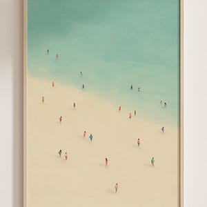 Könnte beinhalten: Gerahmter Kunstdruck, der eine Strandszene mit hellblauem Meer und sandigem Ufer zeigt. Kleine Figuren von Menschen sind über den Strand und im Wasser verstreut, einige in roter, blauer und grüner Kleidung. Das Kunstwerk ist in hellem Holz gerahmt.