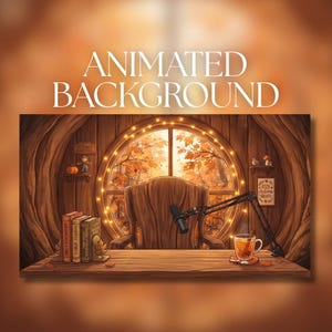 以下が含まれることがあります： アニメーション背景。木製のデスク、ブームアーム付きマイク、シナモンスティック入りのマグカップ、3冊の本が配置されています。大きな円形の窓からは秋の木々が見え、中空の木の部屋の中でストリングライトが飾られています。