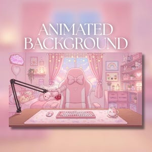 Pode incluir: Uma ilustração digital animada de uma sala de jogos em tons de rosa com uma mesa, teclado, rato e uma caneca em forma de gato. Uma cadeira gamer com um laço está posicionada em frente a uma janela com cortinas, prateleiras e um microfone.