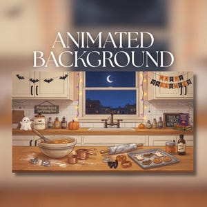 Può includere: Una scena di cucina animata con un piano di lavoro in legno, una ciotola, un mattarello, una teglia con biscotti a forma di fantasma e zucca, formine per biscotti, barattoli e insegne con scritto Pumpkin Spice & Everything Nice e Trick or Treat Kitchen.