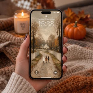 Puede incluir: Un teléfono inteligente que muestra una pantalla de bloqueo con la hora 16:38 y la fecha martes 10 de septiembre. El fondo de pantalla muestra un camino hacia una casa con tres figuras disfrazadas, incluido un fantasma, en otoño.