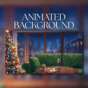 Puede incluir: Un fondo animado que muestra un sofá verde, una mesa redonda de madera con una taza y un plato de galletas, y un micrófono plateado. A la izquierda hay un árbol de Navidad decorado y se ve una ciudad nevada a través de una ventana.