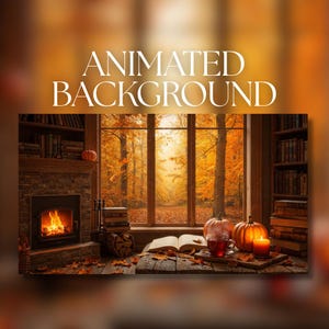 Può includere: Immagine di sfondo animata con una scena autunnale accogliente. Un camino con fuoco acceso a sinistra, e una grande finestra rivela una foresta con foglie arancioni e gialle. Zucca, una candela accesa e una tazza di tè su un tavolo di legno.