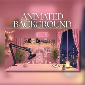 Puede incluir: Una ilustración de fondo animada que muestra una sala de juegos rosa con un escritorio, un micrófono en un brazo articulado, una silla de juego rosa, plantas en macetas, una taza, un cuaderno y un letrero de neón ON AIR, con vista nocturna.