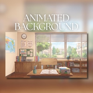 Op de afbeelding: Een geanimeerde klaslokaalachtergrond met een houten bureau, een open notitieboek en een pennenhouder. Een boekenplank bevat boeken met de titels National Language, Mathematics en Science. Aan de muur hangen een wereldkaart, een klok en regels.