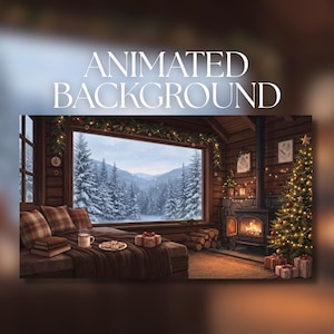 Puede incluir: Un fondo animado que muestra el interior de una cabaña acogedora con una ventana grande que da a un bosque nevado. Una chimenea brilla junto a un árbol de Navidad decorado, mientras que una cama con cojines a cuadros, una taza, galletas y un regalo se encuentran en primer plano.