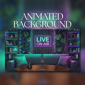 Puede incluir: Un fondo animado que muestra un sofá oscuro con cojines de color verde azulado y morado, una mesa de centro de madera con un micrófono y una taza, y estanterías llenas de plantas y libros. Un letrero de neón en la pared muestra el texto LIVE ON AIR.