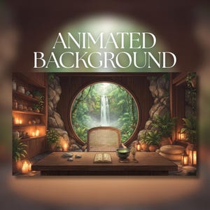 Pode incluir: Um fundo animado com uma secretária de madeira com um livro aberto, uma taça e um batedor. Uma cadeira de vime está colocada em frente a uma grande janela circular com vista para uma cascata numa floresta. Prateleiras com frascos e plantas e lanternas decoram a sala.