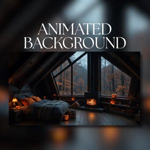 Könnte beinhalten: Ein Dachschlafzimmer mit einem Bett, einem Kamin und großen Fenstern mit Blick auf einen herbstlichen Wald. Der Text "ANIMATED BACKGROUND" steht oben. Der Raum enthält orangefarbene Kissen, eine Lampe und geschnitzte Kürbisse auf dem Boden.