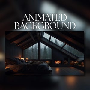 Könnte beinhalten: Ein animierter Hintergrund mit einem dunklen Schlafzimmer, einem niedrigen Bett, einem Kamin mit brennenden Holzscheiten und großen schrägen Fenstern mit Blick auf einen regnerischen Wald. Der Text ANIMATED BACKGROUND steht oben in Weiß.