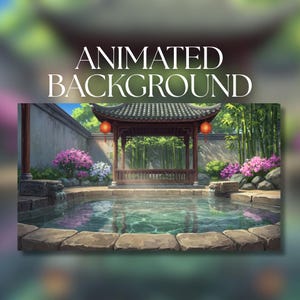 Könnte beinhalten: Ein animierter Hintergrund mit einem steinernen Wasserbecken vor einem Holzpavillon mit roten Laternen. Die Szene zeigt Bambusstangen, rosa blühende Büsche und Steinmauern. Der Text ANIMATED BACKGROUND ist darüber zu sehen.