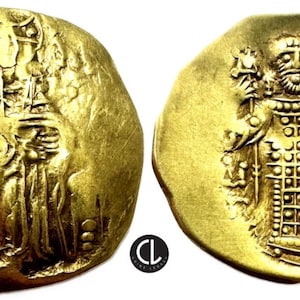 Op de afbeelding: Twee gouden munten. Eén munt toont een staande figuur met een halo, die een voorwerp vasthoudt. De andere munt toont een man en een vrouw, beiden met halo's, in gedetailleerde kleding. De munten hebben een versleten, antieke uitstraling.