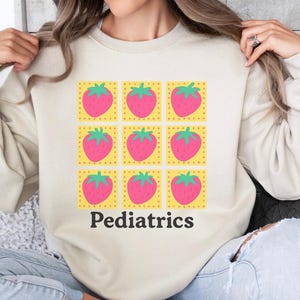 イチゴ柄小児科看護師スウェットシャツ、小児科Tシャツ、PICU看護Tシャツ、小児集中治療室看護ギフト、小児科看護師への感謝の気持ち