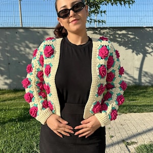 Cardigan all&#39;uncinetto con motivo floreale 3D fatto a mano • Giacca da festival boho • Maglieria in cotone personalizzata • Maglione colorato
