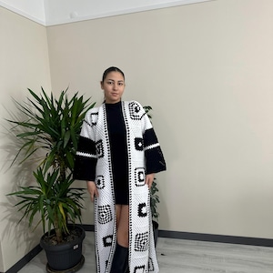 黒と白のロングクロシェコート、ハンドメイドクロシェダスターカーディガン、冬用セーター、彼女へのプレゼント、スクエアオープンフロントスリットカーディガン