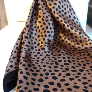 Luxurious 53x53cm Leopard Print Mulberry Silk Square Scarf for Women - Versatile Satin Accessory