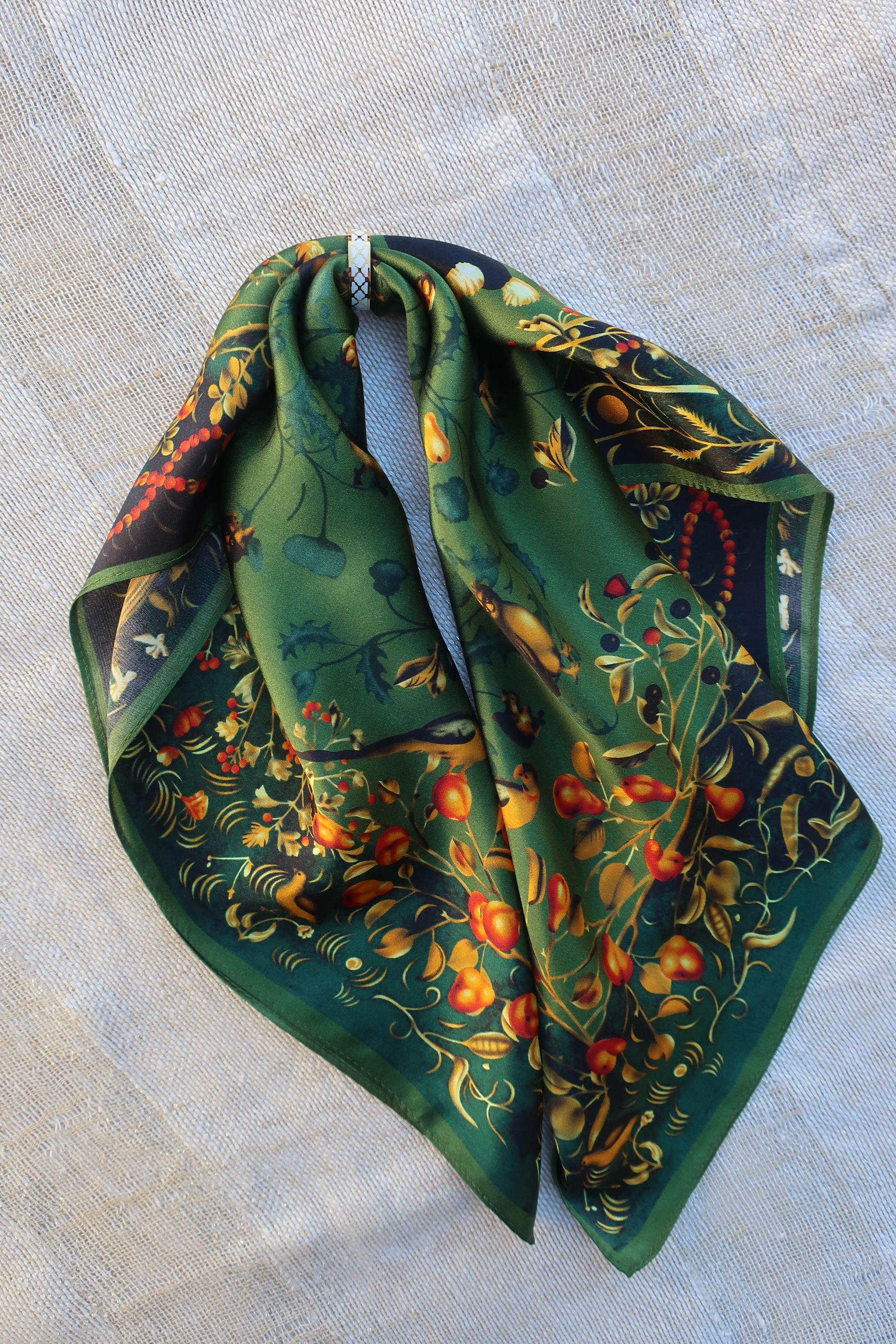 GUCCI フローラルプリントシルクスカーフ 希少グリーン GUCCI フローラルプリントシルクスカーフ 希少グリーン