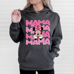 K&ouml;nnte beinhalten: Handgefertigtes Holzschild mit dem Wort "Welcome" in verspielter Schrift. Das Schild ist wei&szlig; lackiert mit einem Used-Look und hat ein kleines, dekoratives Herz. Ideal f&uuml;r eine Eingangst&uuml;r oder einen Flur.