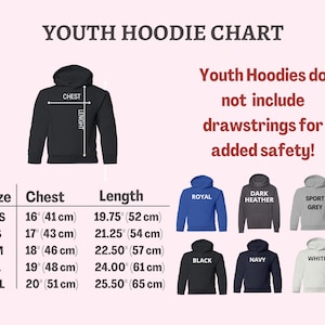 Może przedstawiać: Tabela rozmiar&oacute;w bluz z kapturem dla dzieci z wymiarami klatki piersiowej i długości w cm i calach. Tabela zawiera schemat czarnej bluzy z kapturem oraz przykłady bluz w kolorze kr&oacute;lewskim niebieskim, ciemnoszarym, sportowym szarym, czarnym, granatowym i białym.