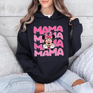 K&ouml;nnte beinhalten: Ein Set aus drei Keramikbechern mit gesprenkelter, matter Oberfl&auml;che. Die Becher sind in den Farbt&ouml;nen Creme, Hellbraun und Dunkelbraun gehalten. Jeder Becher hat ein schlichtes, minimalistisches Design und einen abgerundeten Henkel. Die Becher sind aufeinander gestapelt.