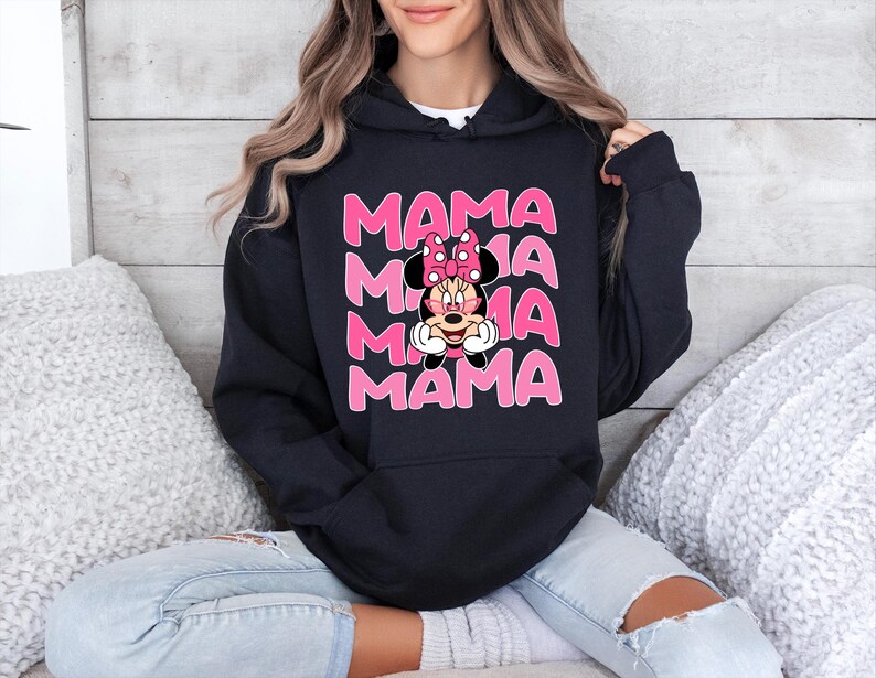 K&ouml;nnte beinhalten: Ein Set aus drei Keramikbechern mit gesprenkelter, matter Oberfl&auml;che. Die Becher sind in den Farbt&ouml;nen Creme, Hellbraun und Dunkelbraun gehalten. Jeder Becher hat ein schlichtes, minimalistisches Design und einen abgerundeten Henkel. Die Becher sind aufeinander gestapelt.