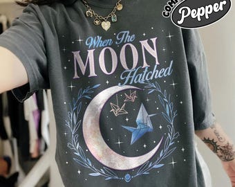 Camiseta "Cuando la Luna Eclosionó" con colores cómodos para fans, camiseta romántica de dragón y libros, camiseta "Pluma de Luna de Dragón", regalo para amantes de los libros.