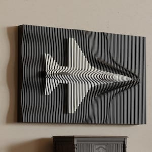 Può includere: Un'opera d'arte murale rettangolare con un rilievo tridimensionale di un aereo a reazione. Il design è composto da listelli verticali neri e bianchi che creano un effetto ondulato distorto, facendo sembrare che l'aereo emerga dalla superficie.